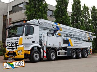 Vrachtwagen bestickering betonpompbedrijf.